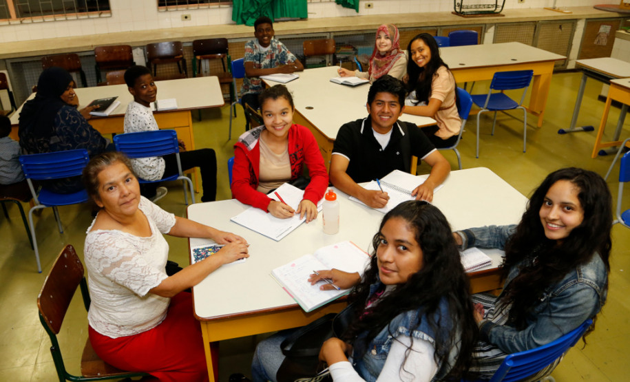 Turma do curso de Português para Falantes de Outras Línguas (PFOL), no Celem do Instituto de Educação do Paraná Professor Erasmo Pilotto.
