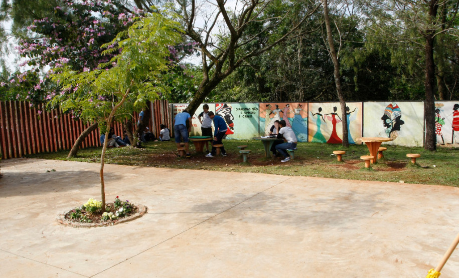 A governadora Cida Borghetti autorizou nesta quarta-feira (25) a liberação de R$ 1,8 milhão para custear a educação de estudantes que vivem nos acampamentos do Movimento dos Trabalhadores Rurais Sem Terra (MST) do Paraná. <br />
<br />
Na imagem, alunos do Colégio Estadual do Campo Ireno Alves dos Santos, no Assentamento Ireno Alves dos Santos, em Rio Bonito do Iguaçu. Foto de arquivo.