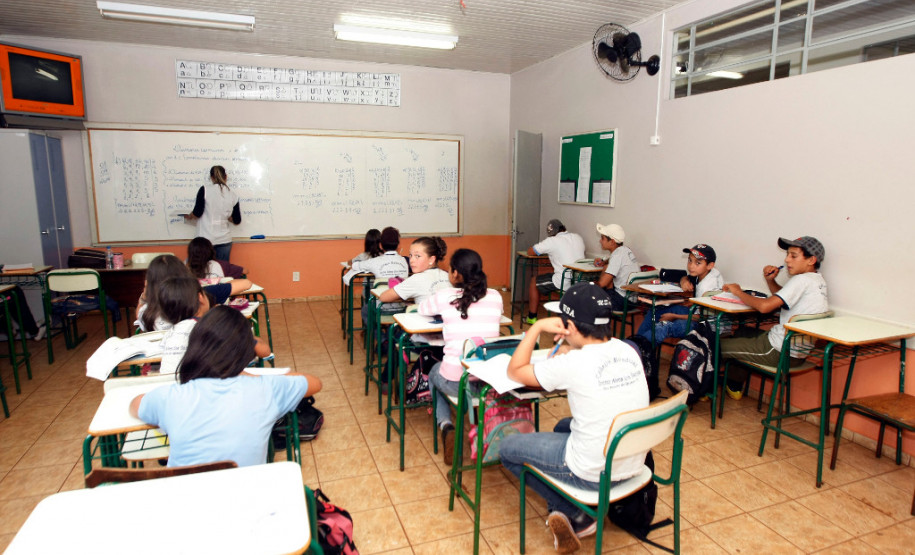 A governadora Cida Borghetti autorizou nesta quarta-feira (25) a liberação de R$ 1,8 milhão para custear a educação de estudantes que vivem nos acampamentos do Movimento dos Trabalhadores Rurais Sem Terra (MST) do Paraná. <br />
<br />
Na imagem, alunos do Colégio Estadual do Campo Ireno Alves dos Santos, no Assentamento Ireno Alves dos Santos, em Rio Bonito do Iguaçu. Foto de arquivo.