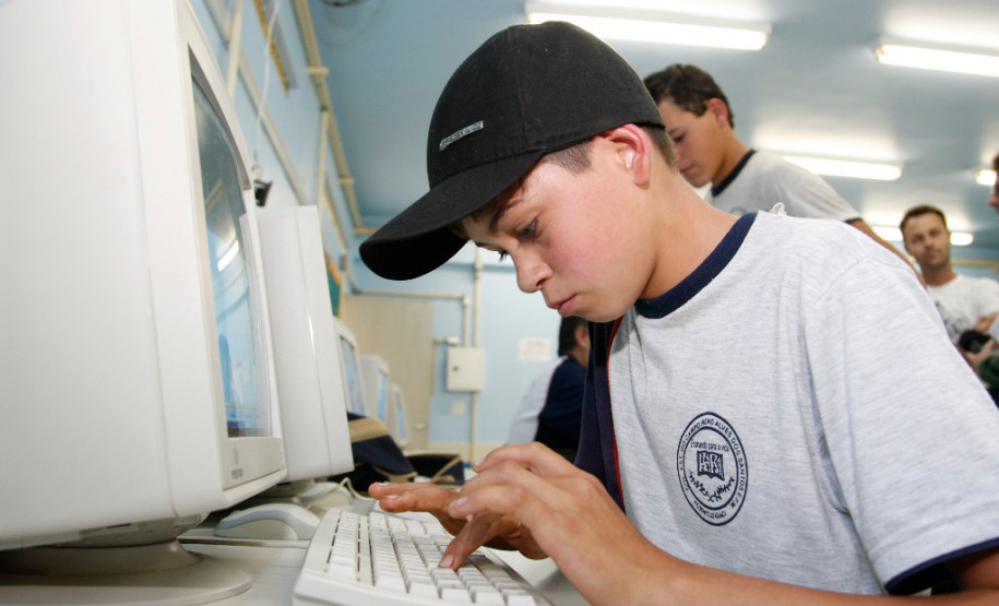 A governadora Cida Borghetti autorizou nesta quarta-feira (25) a liberação de R$ 1,8 milhão para custear a educação de estudantes que vivem nos acampamentos do Movimento dos Trabalhadores Rurais Sem Terra (MST) do Paraná. <br />
<br />
Na imagem, alunos do Colégio Estadual do Campo Ireno Alves dos Santos, no Assentamento Ireno Alves dos Santos, em Rio Bonito do Iguaçu. Foto de arquivo.