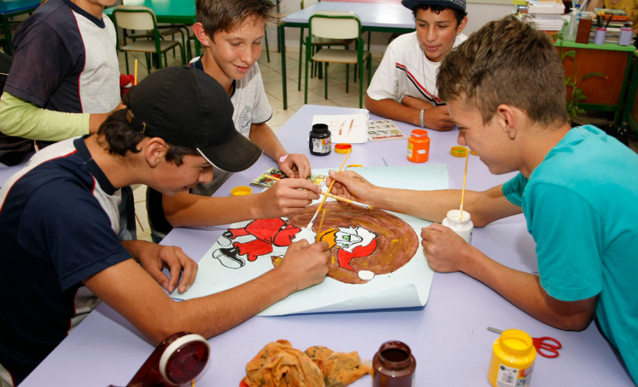 A governadora Cida Borghetti autorizou nesta quarta-feira (25) a liberação de R$ 1,8 milhão para custear a educação de estudantes que vivem nos acampamentos do Movimento dos Trabalhadores Rurais Sem Terra (MST) do Paraná. <br />
<br />
Na imagem, alunos do Colégio Estadual do Campo Ireno Alves dos Santos, no Assentamento Ireno Alves dos Santos, em Rio Bonito do Iguaçu. Foto de arquivo.