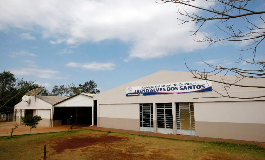 A governadora Cida Borghetti autorizou nesta quarta-feira (25) a liberação de R$ 1,8 milhão para custear a educação de estudantes que vivem nos acampamentos do Movimento dos Trabalhadores Rurais Sem Terra (MST) do Paraná. <br />
<br />
Na imagem, Colégio Estadual do Campo Ireno Alves dos Santos, no Assentamento Ireno Alves dos Santos, em Rio Bonito do Iguaçu. Foto de arquivo.
