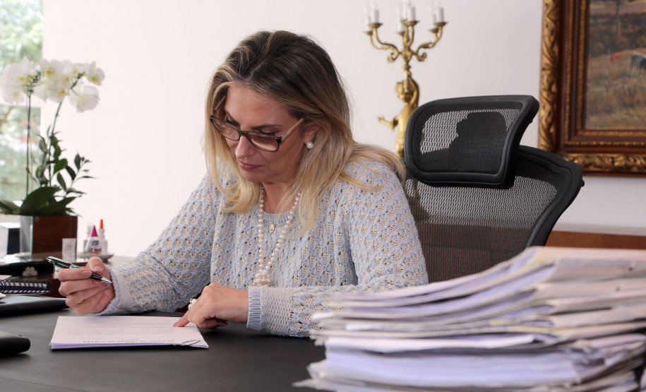 A governadora Cida Borghetti autorizou nesta quarta-feira (25) a liberação de R$ 1,8 milhão para custear a educação de estudantes que vivem nos acampamentos do Movimento dos Trabalhadores Rurais Sem Terra (MST) do Paraná