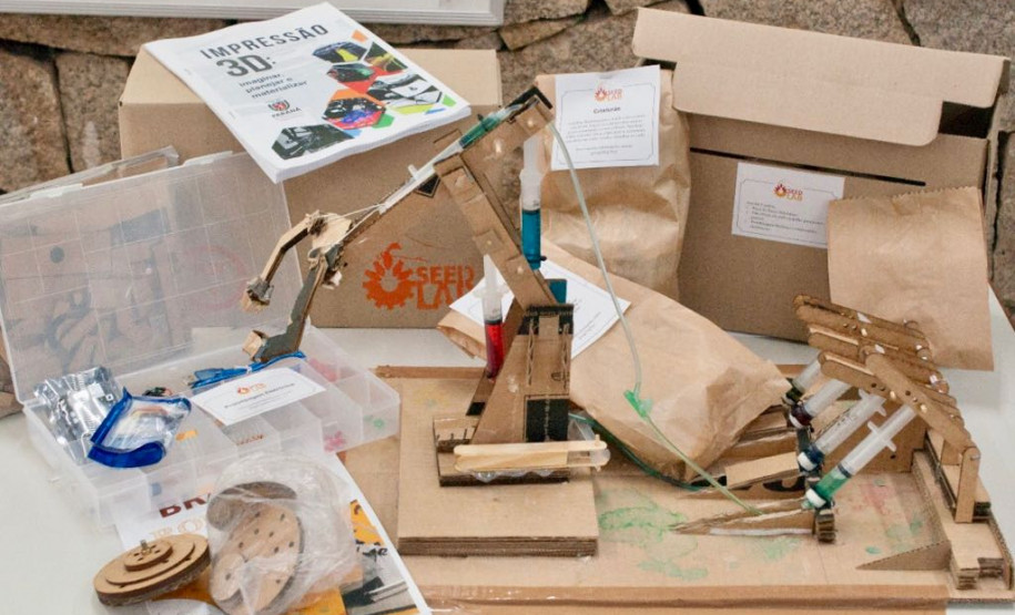 Ao final do evento, cada Núcleo Regional de Educação receberá kits com materiais e soluções desenvolvidas pelo Departamento de Políticas e Tecnologias Educacionais (DPTE) da Secretaria da Educação que possibilitam o aprofundamento nas temáticas trabalhadas durante as oficinas.