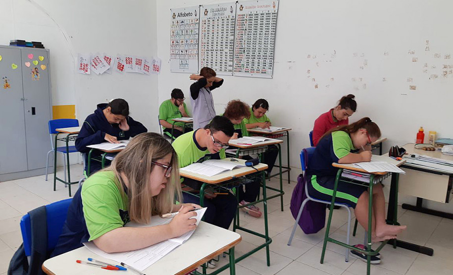 Cerca de 300 mil alunos de todas as escolas do Paraná fizeram nesta quinta-feira (26) as provas de Língua Portuguesa e Matemática do Sistema de Avaliação da Educação Básica do Paraná (Saep).