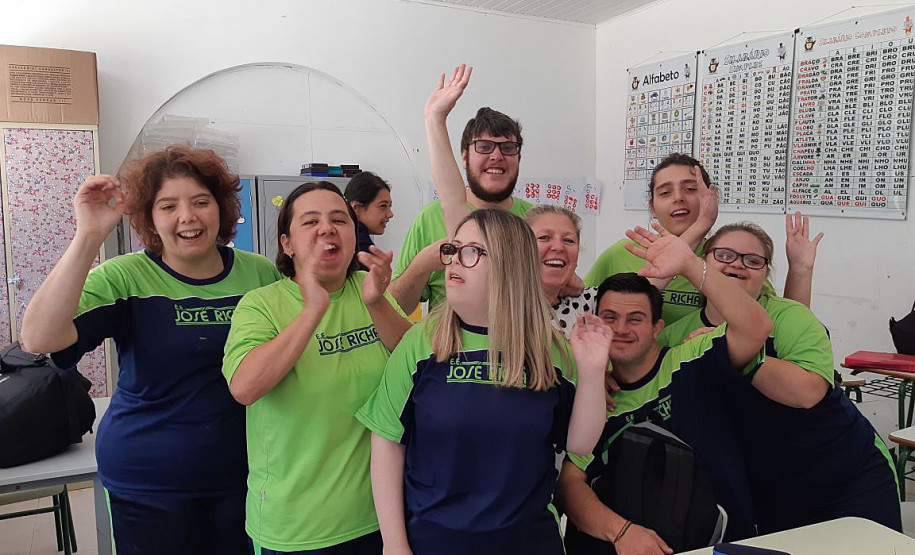 Cerca de 300 mil alunos de todas as escolas do Paraná fizeram nesta quinta-feira (26) as provas de Língua Portuguesa e Matemática do Sistema de Avaliação da Educação Básica do Paraná (Saep).