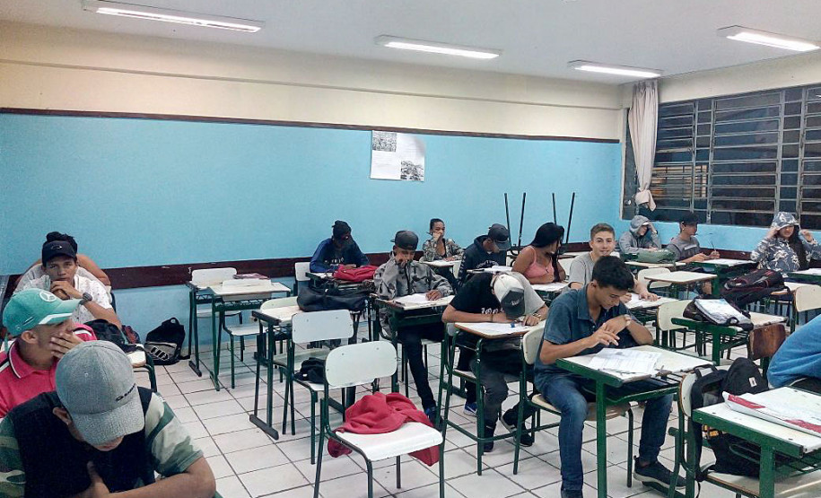 Cerca de 300 mil alunos de todas as escolas do Paraná fizeram nesta quinta-feira (26) as provas de Língua Portuguesa e Matemática do Sistema de Avaliação da Educação Básica do Paraná (Saep).