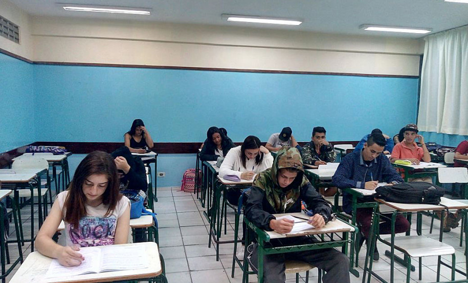 Cerca de 300 mil alunos de todas as escolas do Paraná fizeram nesta quinta-feira (26) as provas de Língua Portuguesa e Matemática do Sistema de Avaliação da Educação Básica do Paraná (Saep).