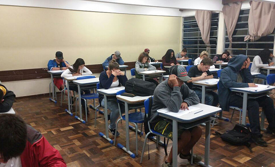 Cerca de 300 mil alunos de todas as escolas do Paraná fizeram nesta quinta-feira (26) as provas de Língua Portuguesa e Matemática do Sistema de Avaliação da Educação Básica do Paraná (Saep).