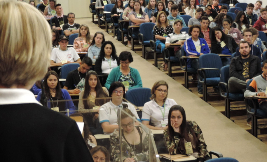 O Núcleo Regional de Educação de Guarapuava realizou nesta terça-feira (24) o 2º Encontro da Organização Estudantil, reunindo grêmios de 27 escolas estaduais da região. Cerca de 150 alunos assistiram a palestras sobre o mundo do trabalho e empreendedorismo, além de participarem de oficinas sobre robótica, fotografia e vídeo, primeiros socorros, nutrição, oratória e física experimental. As atividades foram realizadas na Faculdade Campo Real, em Guarapuava.