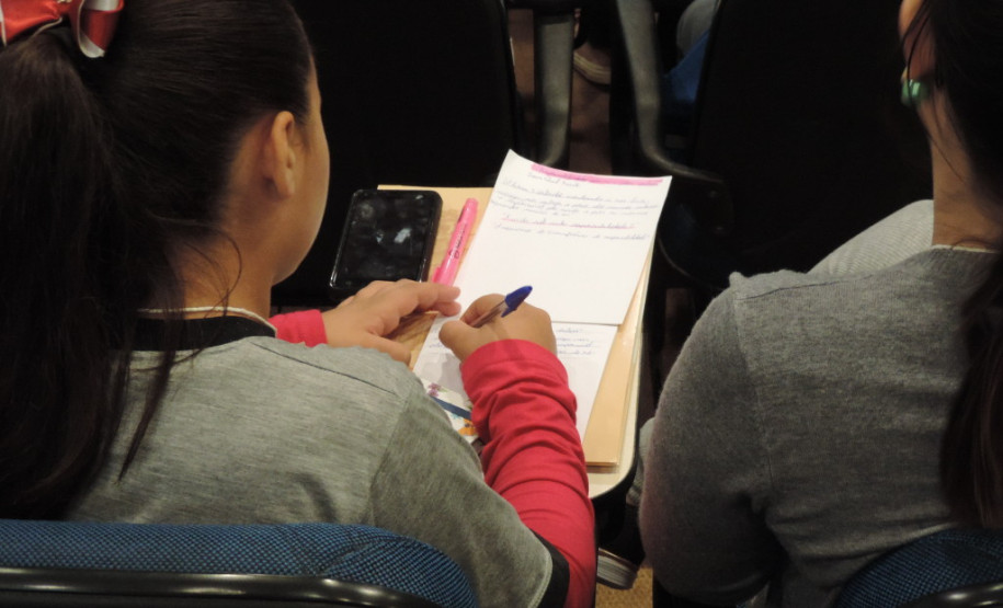 O Núcleo Regional de Educação de Guarapuava realizou nesta terça-feira (24) o 2º Encontro da Organização Estudantil, reunindo grêmios de 27 escolas estaduais da região. Cerca de 150 alunos assistiram a palestras sobre o mundo do trabalho e empreendedorismo, além de participarem de oficinas sobre robótica, fotografia e vídeo, primeiros socorros, nutrição, oratória e física experimental. As atividades foram realizadas na Faculdade Campo Real, em Guarapuava.