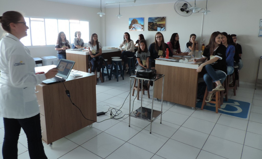 O Núcleo Regional de Educação de Guarapuava realizou nesta terça-feira (24) o 2º Encontro da Organização Estudantil, reunindo grêmios de 27 escolas estaduais da região. Cerca de 150 alunos assistiram a palestras sobre o mundo do trabalho e empreendedorismo, além de participarem de oficinas sobre robótica, fotografia e vídeo, primeiros socorros, nutrição, oratória e física experimental. As atividades foram realizadas na Faculdade Campo Real, em Guarapuava.