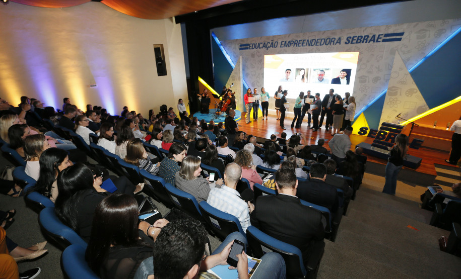 Secretaria Estadual de Educação do Paraná; Entrega do Prêmio Empreededorismo no auditório do Sebrae, CEEP Centro Estadual de Educação Profissional Professora Maria Lydia Cescato Bomtempo de Assai foi a vencedora na categoria Ensino Médio. 27-04-18. Foto: Hedeson Alves