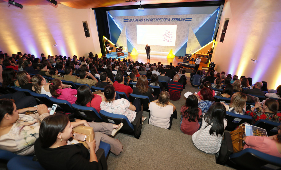 Secretaria Estadual de Educação do Paraná; Entrega do Prêmio Empreededorismo no auditório do Sebrae, CEEP Centro Estadual de Educação Profissional Professora Maria Lydia Cescato Bomtempo de Assai foi a vencedora na categoria Ensino Médio. 27-04-18. Foto: Hedeson Alves