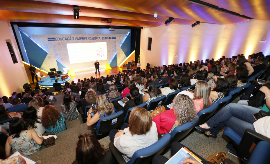 Secretaria Estadual de Educação do Paraná; Entrega do Prêmio Empreededorismo no auditório do Sebrae, CEEP Centro Estadual de Educação Profissional Professora Maria Lydia Cescato Bomtempo de Assai foi a vencedora na categoria Ensino Médio. 27-04-18. Foto: Hedeson Alves