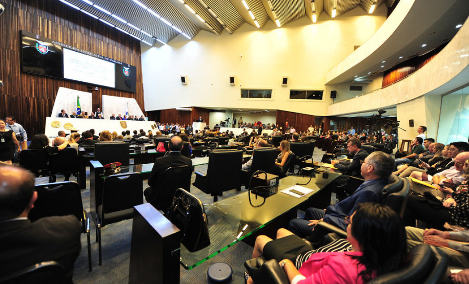 Chefe do Núcleo de Jacarezinho é homenageada pela Assembleia Legislativa A chefe do Núcleo Regional de Educação de Jacarezinho, Magda Cristina Souza Vargas, recebeu nesta quinta-feira (03) o prêmio Personalidades Empreendedoras do Paraná, concedido pela Assembleia Legislativa do Paraná. Em sua 24a edição, o prêmio destaca lideranças e profissionais dos mais diversos ramos de atividade, em reconhecimento pelos serviços prestados em prol da sociedade paranaense.