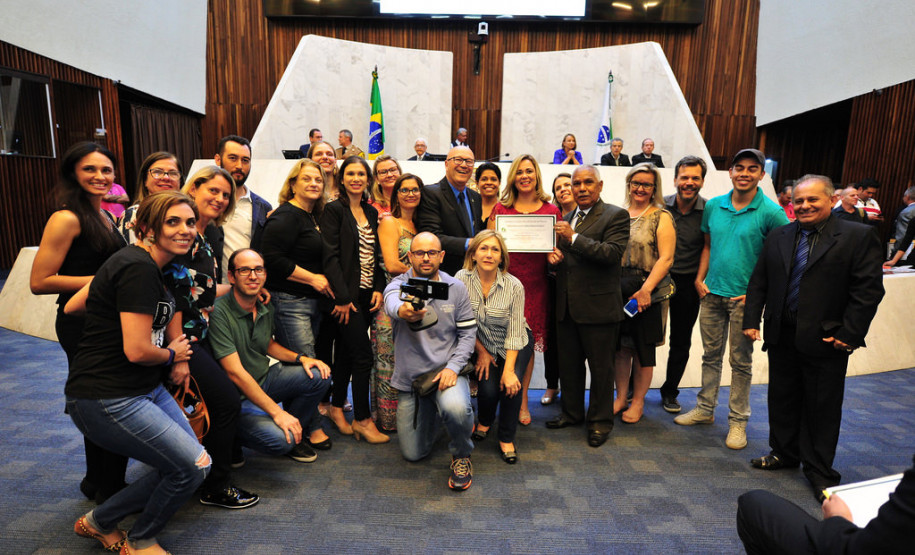 Chefe do Núcleo de Jacarezinho é homenageada pela Assembleia Legislativa A chefe do Núcleo Regional de Educação de Jacarezinho, Magda Cristina Souza Vargas, recebeu nesta quinta-feira (03) o prêmio Personalidades Empreendedoras do Paraná, concedido pela Assembleia Legislativa do Paraná. Em sua 24a edição, o prêmio destaca lideranças e profissionais dos mais diversos ramos de atividade, em reconhecimento pelos serviços prestados em prol da sociedade paranaense.