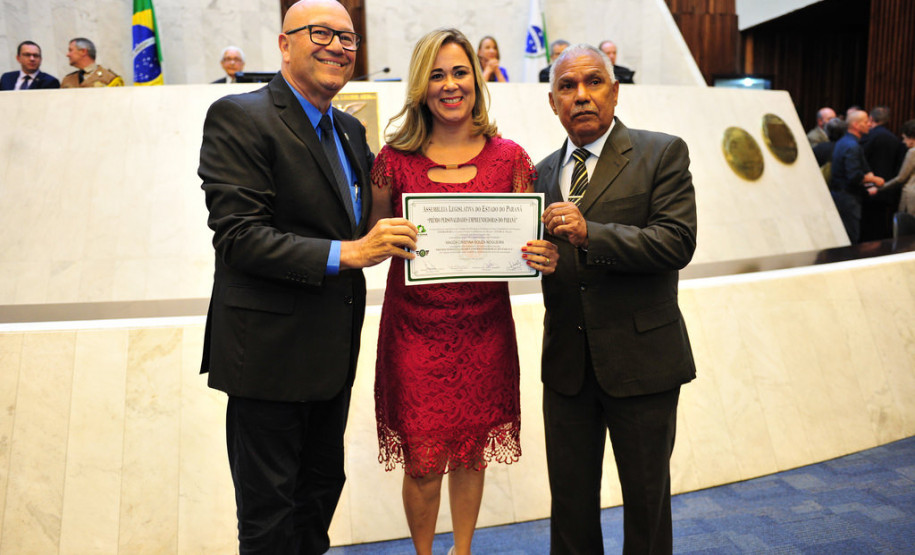 Chefe do Núcleo de Jacarezinho é homenageada pela Assembleia Legislativa “É uma honra receber esta premiação. No Núcleo de Jacarezinho procuramos por em prática uma gestão democrática, que busca a excelência no atendimento e constante integração entre núcleo, escolas, professores, alunos e a comunidade”, explica Magda.