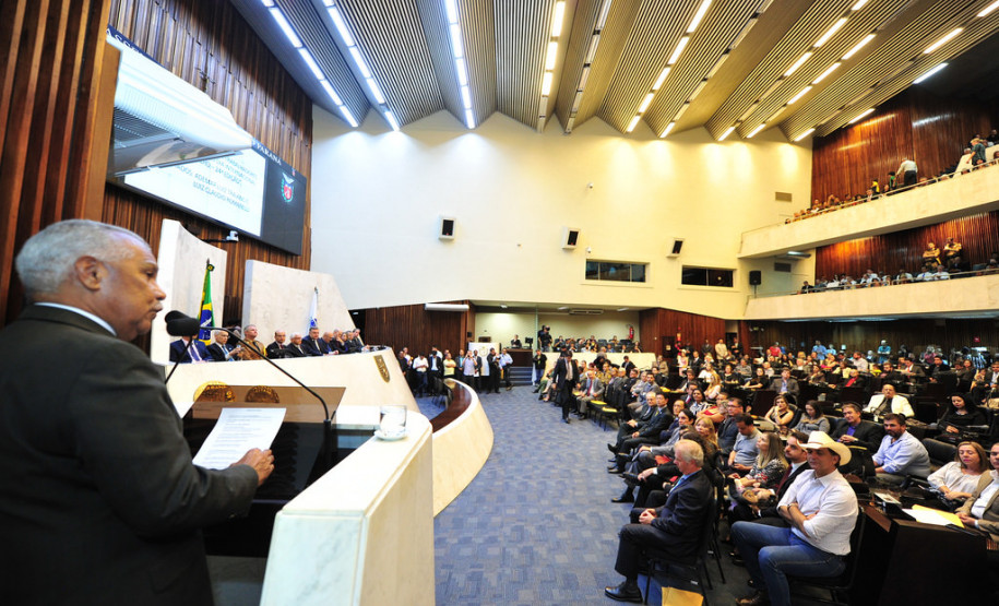 Chefe do Núcleo de Jacarezinho é homenageada pela Assembleia Legislativa O prêmio é concedido pela Alep em parceria com a Fundação Força Trabalhista do Paraná (FOTRAPAR) e com a Central Força Trabalhista do Brasil (CFTB do Brasil). Magda recebeu o prêmio das mãos do presidente da Fotrapar, Walter Cézar dos Santos. “Fiz questão de levar boa parte da minha equipe para receber este prêmio comigo já que eles fazem parte desta conquista. Nosso diferencial é o tratamento que prestamos no dia a dia e toda a equipe do núcleo faz parte disso”, afirma.