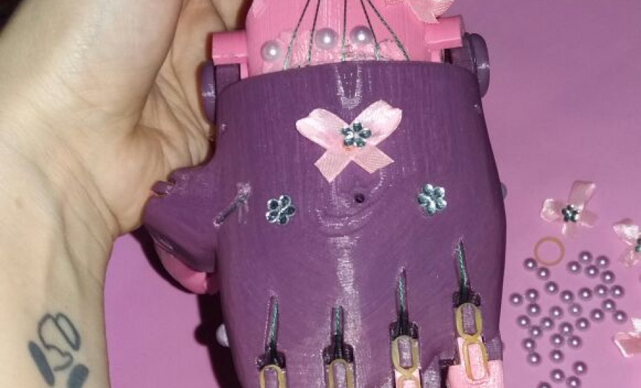 Os estudantes do curso técnico em Informática do Colégio Estadual Cristóvão Colombo, do município de Jardim Alegre, no Vale do Ivaí, iniciaram em 2017 o projeto Mão Amiga Prótese em 3D para confeccionar e doar próteses para portadores da Síndrome de Brida Amniótica ou amputação, para crianças e adultos.