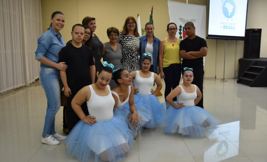 Estudantes com idade entre 11 e 14 anos do Ensino Fundamental de 128 escolas da rede pública (municipal e estadual) e particular, apresentam entre os dias 7 e 11, em Foz do Iguaçu (Oeste do Estado), propostas socioambientais para preservação dos recursos hídricos brasileiros. Os trabalhos serão expostos na 5° Conferência Estadual Infantojuvenil pelo Meio Ambiente que tem como tema “Vamos cuidar do Brasil Cuidando das Águas”.