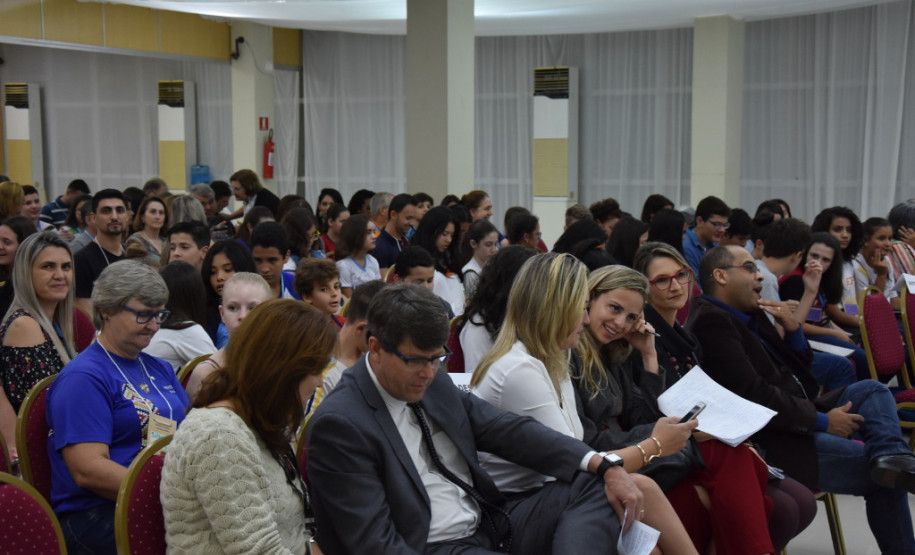 Estudantes com idade entre 11 e 14 anos do Ensino Fundamental de 128 escolas da rede pública (municipal e estadual) e particular, apresentam entre os dias 7 e 11, em Foz do Iguaçu (Oeste do Estado), propostas socioambientais para preservação dos recursos hídricos brasileiros. Os trabalhos serão expostos na 5° Conferência Estadual Infantojuvenil pelo Meio Ambiente que tem como tema “Vamos cuidar do Brasil Cuidando das Águas”.