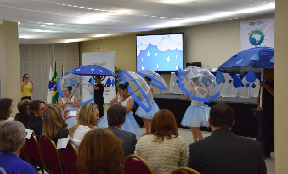 Estudantes com idade entre 11 e 14 anos do Ensino Fundamental de 128 escolas da rede pública (municipal e estadual) e particular, apresentam entre os dias 7 e 11, em Foz do Iguaçu (Oeste do Estado), propostas socioambientais para preservação dos recursos hídricos brasileiros. Os trabalhos serão expostos na 5° Conferência Estadual Infantojuvenil pelo Meio Ambiente que tem como tema “Vamos cuidar do Brasil Cuidando das Águas”.