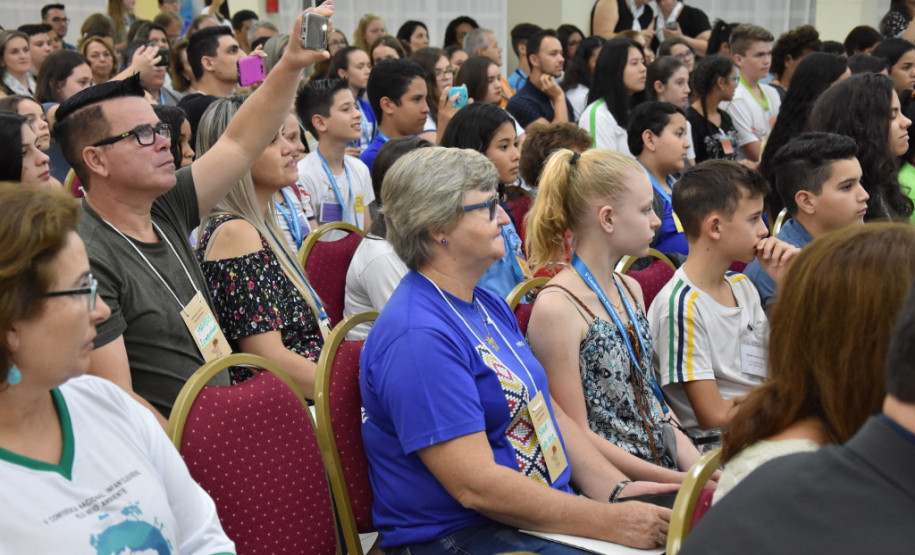 Estudantes com idade entre 11 e 14 anos do Ensino Fundamental de 128 escolas da rede pública (municipal e estadual) e particular, apresentam entre os dias 7 e 11, em Foz do Iguaçu (Oeste do Estado), propostas socioambientais para preservação dos recursos hídricos brasileiros. Os trabalhos serão expostos na 5° Conferência Estadual Infantojuvenil pelo Meio Ambiente que tem como tema “Vamos cuidar do Brasil Cuidando das Águas”.