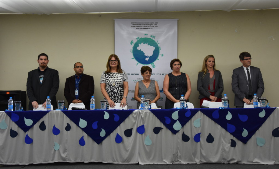 Estudantes com idade entre 11 e 14 anos do Ensino Fundamental de 128 escolas da rede pública (municipal e estadual) e particular, apresentam entre os dias 7 e 11, em Foz do Iguaçu (Oeste do Estado), propostas socioambientais para preservação dos recursos hídricos brasileiros. Os trabalhos serão expostos na 5° Conferência Estadual Infantojuvenil pelo Meio Ambiente que tem como tema “Vamos cuidar do Brasil Cuidando das Águas”.