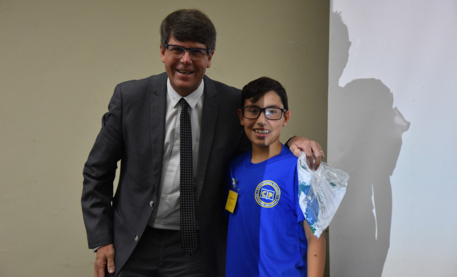 Estudantes com idade entre 11 e 14 anos do Ensino Fundamental de 128 escolas da rede pública (municipal e estadual) e particular, apresentam entre os dias 7 e 11, em Foz do Iguaçu (Oeste do Estado), propostas socioambientais para preservação dos recursos hídricos brasileiros. Os trabalhos serão expostos na 5° Conferência Estadual Infantojuvenil pelo Meio Ambiente que tem como tema “Vamos cuidar do Brasil Cuidando das Águas”.