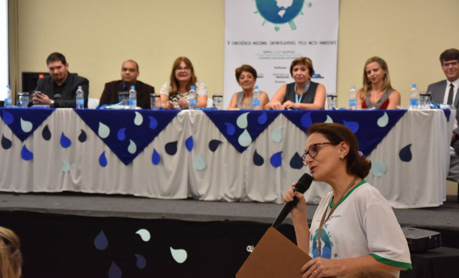 Estudantes com idade entre 11 e 14 anos do Ensino Fundamental de 128 escolas da rede pública (municipal e estadual) e particular, apresentam entre os dias 7 e 11, em Foz do Iguaçu (Oeste do Estado), propostas socioambientais para preservação dos recursos hídricos brasileiros. Os trabalhos serão expostos na 5° Conferência Estadual Infantojuvenil pelo Meio Ambiente que tem como tema “Vamos cuidar do Brasil Cuidando das Águas”.