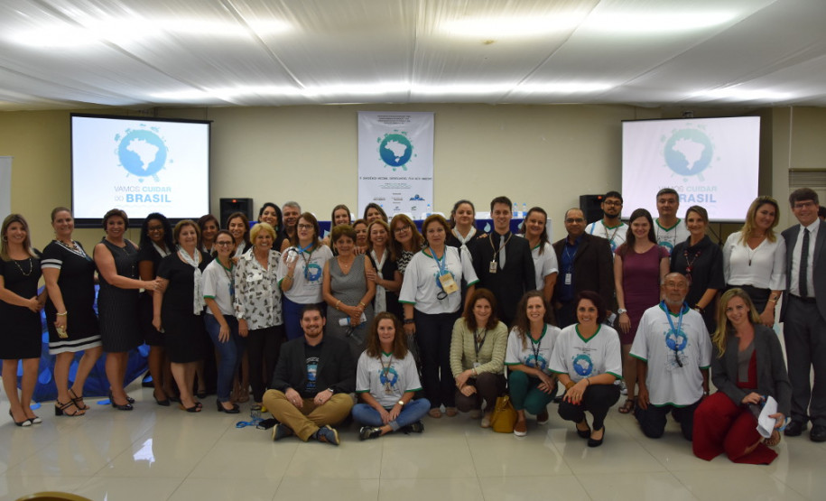 Estudantes com idade entre 11 e 14 anos do Ensino Fundamental de 128 escolas da rede pública (municipal e estadual) e particular, apresentam entre os dias 7 e 11, em Foz do Iguaçu (Oeste do Estado), propostas socioambientais para preservação dos recursos hídricos brasileiros. Os trabalhos serão expostos na 5° Conferência Estadual Infantojuvenil pelo Meio Ambiente que tem como tema “Vamos cuidar do Brasil Cuidando das Águas”.