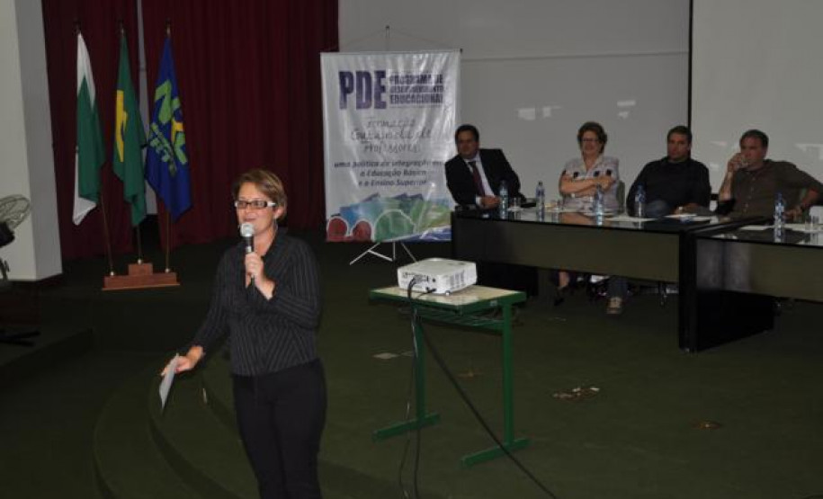 Desde segunda-feira (13), cerca de 900 professores de 16 Núcleos Regionais de Educação participam das aulas inaugurais e dos seminários integradores do Programa de Desenvolvimento Educacional (PDE). Foto da aula inaugural no Núcleo Regional da Área Metropolitana Norte.