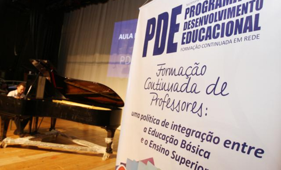 Desde segunda-feira (13), cerca de 900 professores de 16 Núcleos Regionais de Educação participam das aulas inaugurais e dos seminários integradores do Programa de Desenvolvimento Educacional (PDE). Foto da aula inaugural no Núcleo Regional de Curitiba.