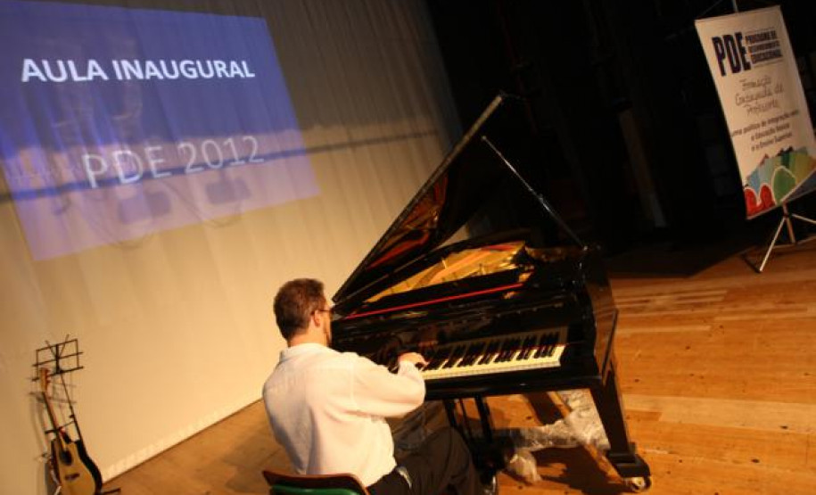 Desde segunda-feira (13), cerca de 900 professores de 16 Núcleos Regionais de Educação participam das aulas inaugurais e dos seminários integradores do Programa de Desenvolvimento Educacional (PDE). Foto da aula inaugural no Núcleo Regional de Curitiba.