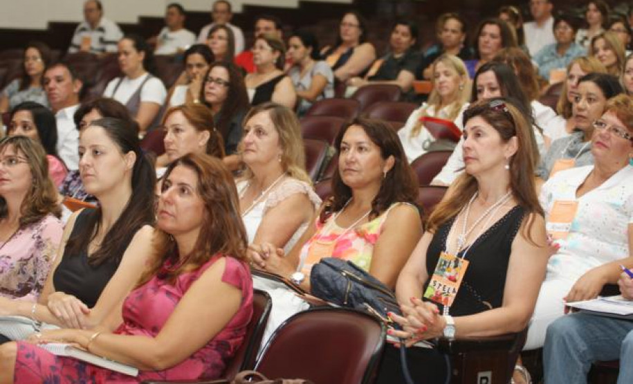 Desde segunda-feira (13), cerca de 900 professores de 16 Núcleos Regionais de Educação participam das aulas inaugurais e dos seminários integradores do Programa de Desenvolvimento Educacional (PDE). Foto da aula inaugural no Núcleo Regional de Curitiba.