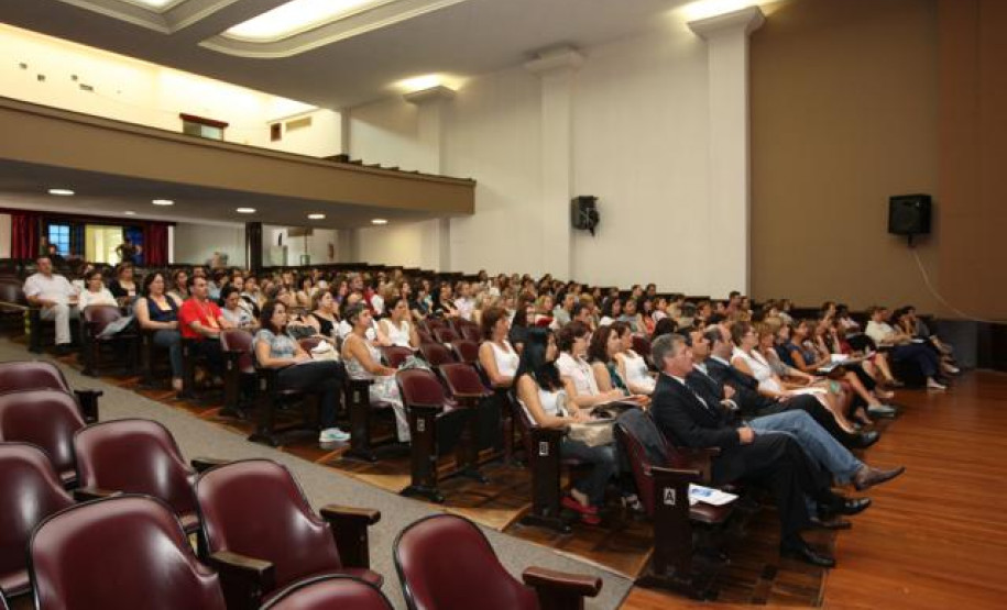 Desde segunda-feira (13), cerca de 900 professores de 16 Núcleos Regionais de Educação participam das aulas inaugurais e dos seminários integradores do Programa de Desenvolvimento Educacional (PDE). Foto da aula inaugural no Núcleo Regional de Curitiba.