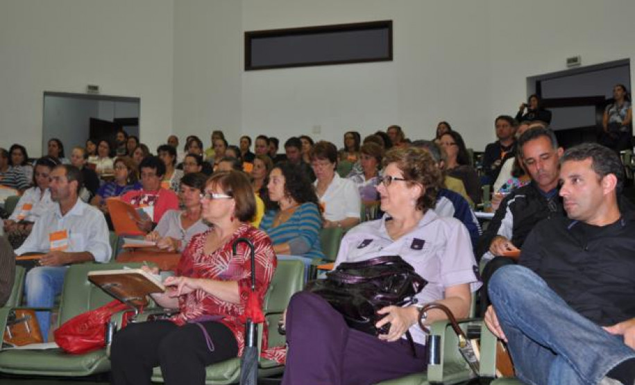 Desde segunda-feira (13), cerca de 900 professores de 16 Núcleos Regionais de Educação participam das aulas inaugurais e dos seminários integradores do Programa de Desenvolvimento Educacional (PDE). Foto da aula inaugural no Núcleo Regional da Área Metropolitana Norte.