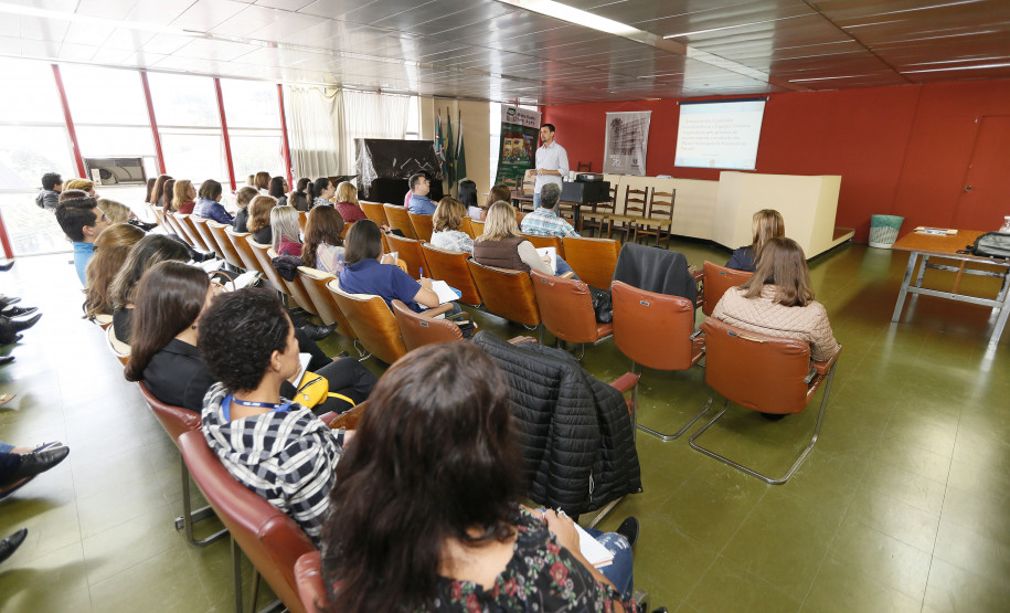 Secretaria Estadual de Educação do Paraná; Formação das Comissões dos Planos Municipais de Educação do Paraná no núcleo regional de educação de Curitiba, na foto palestra do Mauricio Pastor dos Santos. 08-05-18. Foto: Hedeson Alves