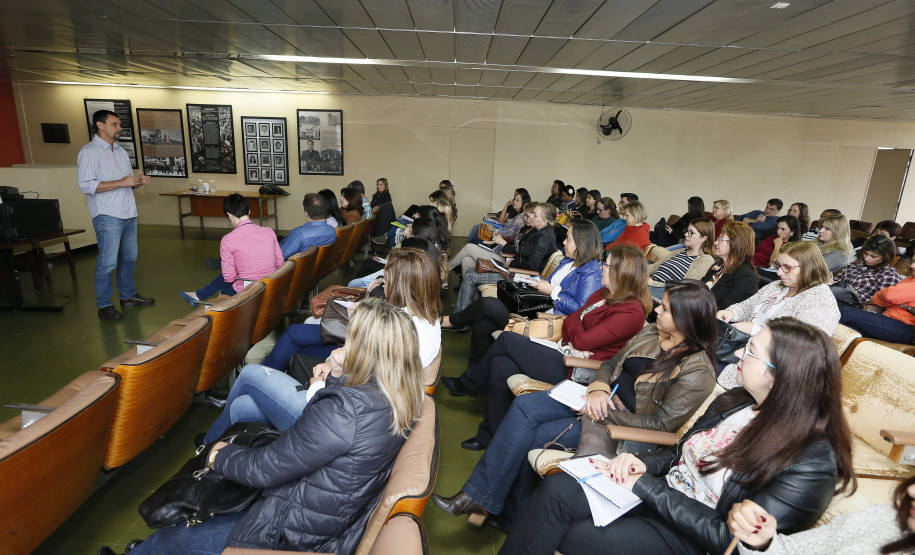 Secretaria Estadual de Educação do Paraná; Formação das Comissões dos Planos Municipais de Educação do Paraná no núcleo regional de educação de Curitiba, na foto palestra do Mauricio Pastor dos Santos. 08-05-18. Foto: Hedeson Alves