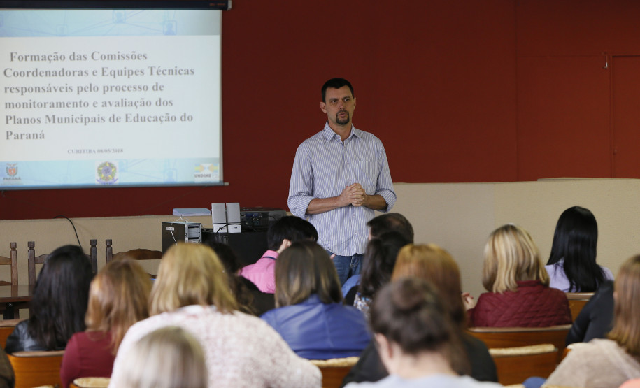 Secretaria Estadual de Educação do Paraná; Formação das Comissões dos Planos Municipais de Educação do Paraná no núcleo regional de educação de Curitiba, na foto palestra do Mauricio Pastor dos Santos. 08-05-18. Foto: Hedeson Alves