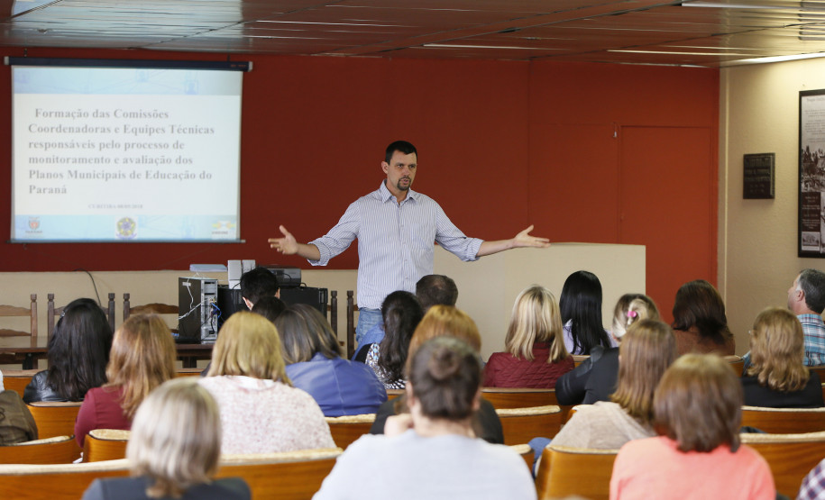 Secretaria Estadual de Educação do Paraná; Formação das Comissões dos Planos Municipais de Educação do Paraná no núcleo regional de educação de Curitiba, na foto palestra do Mauricio Pastor dos Santos. 08-05-18. Foto: Hedeson Alves