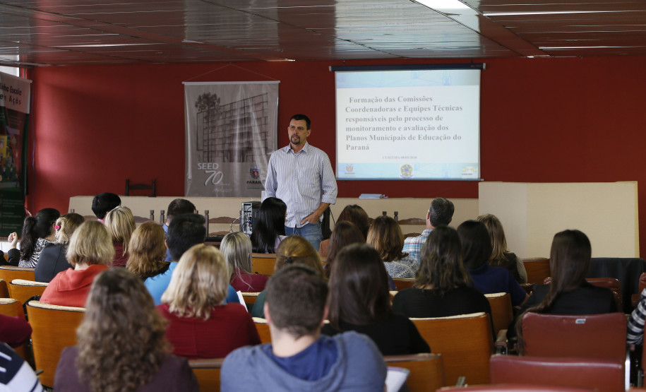Secretaria Estadual de Educação do Paraná; Formação das Comissões dos Planos Municipais de Educação do Paraná no núcleo regional de educação de Curitiba, na foto palestra do Mauricio Pastor dos Santos. 08-05-18. Foto: Hedeson Alves