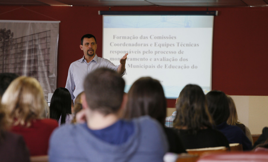 Secretaria Estadual de Educação do Paraná; Formação das Comissões dos Planos Municipais de Educação do Paraná no núcleo regional de educação de Curitiba, na foto palestra do Mauricio Pastor dos Santos. 08-05-18. Foto: Hedeson Alves