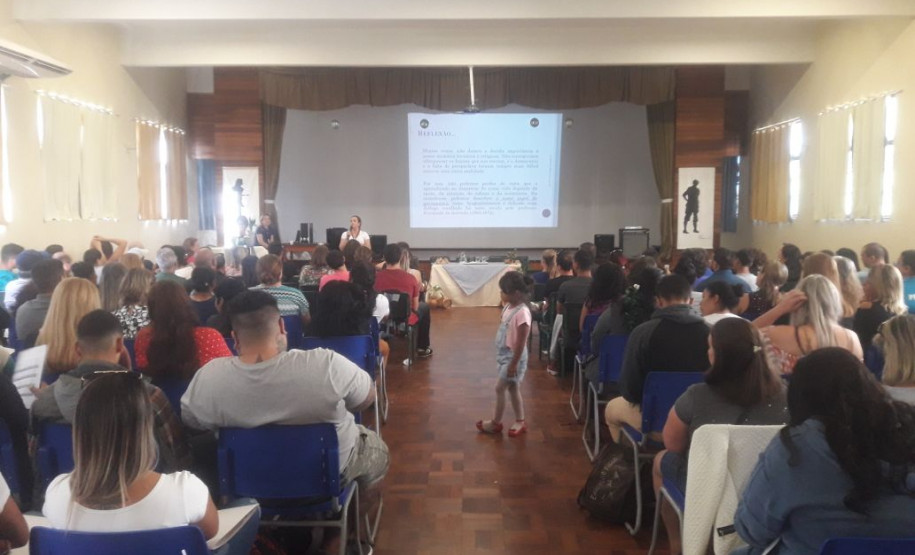 Formação estuda educação nas ilhas e aldeias do Litoral Professores, agentes educacionais I e II, equipes diretiva e pedagógica que atuam nas escolas indígenas e nas ilhas do litoral paranaense, pertencentes ao Núcleo Regional de Educação de Paranaguá, iniciaram nessa quinta-feira (10), em Paranaguá, a 11° edição do curso de formação continuada Interilhas. O curso tem duração de dois dias com 16 horas que serão computados para avanços nos planos de carreira dos servidores.