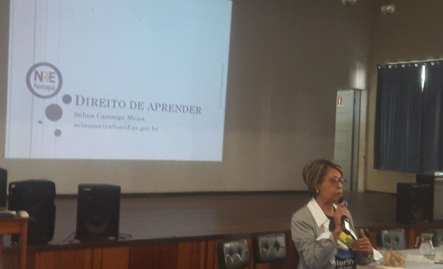 Formação estuda educação nas ilhas e aldeias do Litoral Professores, agentes educacionais I e II, equipes diretiva e pedagógica que atuam nas escolas indígenas e nas ilhas do litoral paranaense, pertencentes ao Núcleo Regional de Educação de Paranaguá, iniciaram nessa quinta-feira (10), em Paranaguá, a 11° edição do curso de formação continuada Interilhas. O curso tem duração de dois dias com 16 horas que serão computados para avanços nos planos de carreira dos servidores.