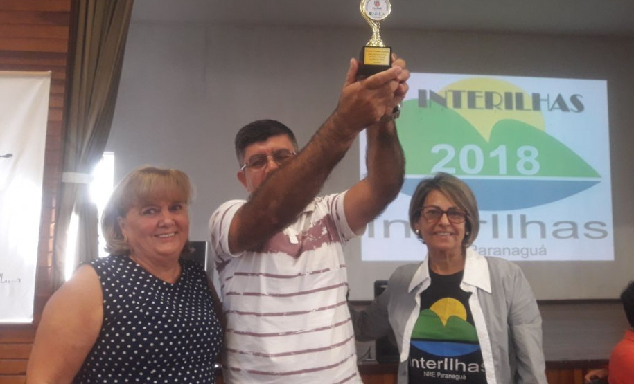 Formação estuda educação nas ilhas e aldeias do Litoral Professores, agentes educacionais I e II, equipes diretiva e pedagógica que atuam nas escolas indígenas e nas ilhas do litoral paranaense, pertencentes ao Núcleo Regional de Educação de Paranaguá, iniciaram nessa quinta-feira (10), em Paranaguá, a 11° edição do curso de formação continuada Interilhas. O curso tem duração de dois dias com 16 horas que serão computados para avanços nos planos de carreira dos servidores.