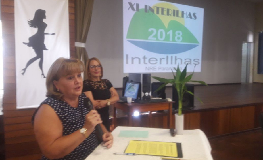 Formação estuda educação nas ilhas e aldeias do Litoral Professores, agentes educacionais I e II, equipes diretiva e pedagógica que atuam nas escolas indígenas e nas ilhas do litoral paranaense, pertencentes ao Núcleo Regional de Educação de Paranaguá, iniciaram nessa quinta-feira (10), em Paranaguá, a 11° edição do curso de formação continuada Interilhas. O curso tem duração de dois dias com 16 horas que serão computados para avanços nos planos de carreira dos servidores.