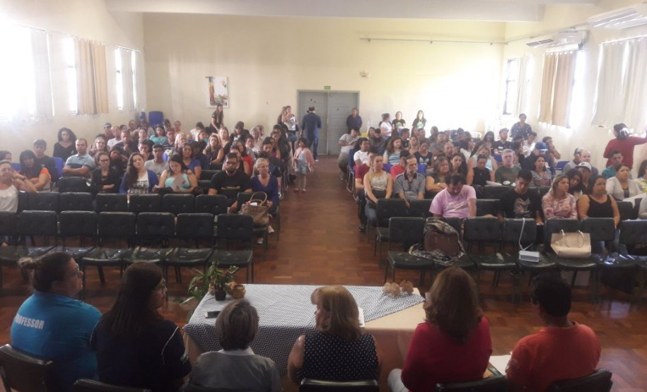 Formação estuda educação nas ilhas e aldeias do Litoral Professores, agentes educacionais I e II, equipes diretiva e pedagógica que atuam nas escolas indígenas e nas ilhas do litoral paranaense, pertencentes ao Núcleo Regional de Educação de Paranaguá, iniciaram nessa quinta-feira (10), em Paranaguá, a 11° edição do curso de formação continuada Interilhas. O curso tem duração de dois dias com 16 horas que serão computados para avanços nos planos de carreira dos servidores.