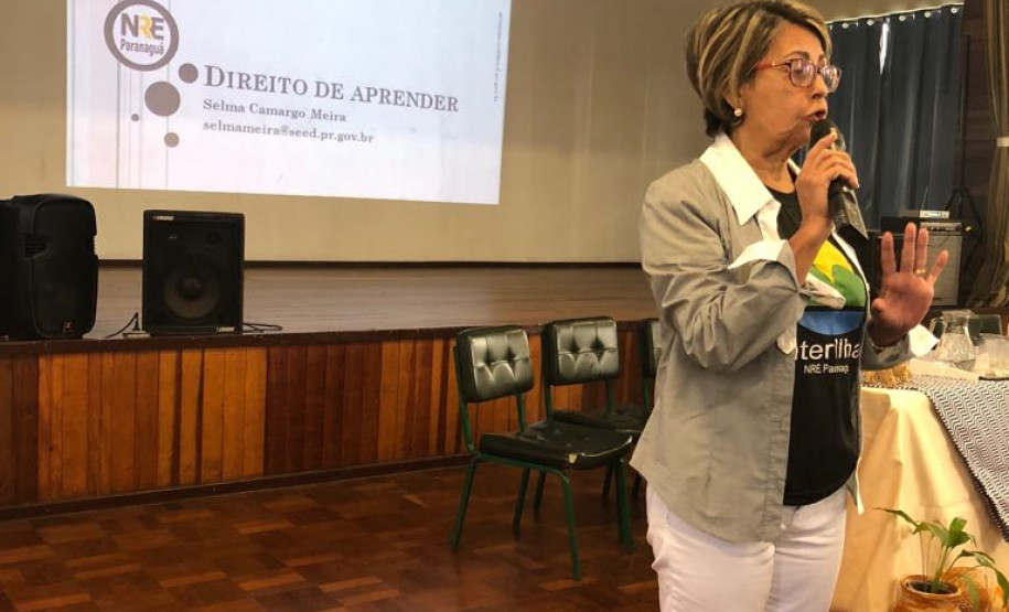 Formação estuda educação nas ilhas e aldeias do Litoral Professores, agentes educacionais I e II, equipes diretiva e pedagógica que atuam nas escolas indígenas e nas ilhas do litoral paranaense, pertencentes ao Núcleo Regional de Educação de Paranaguá, iniciaram nessa quinta-feira (10), em Paranaguá, a 11° edição do curso de formação continuada Interilhas. O curso tem duração de dois dias com 16 horas que serão computados para avanços nos planos de carreira dos servidores.